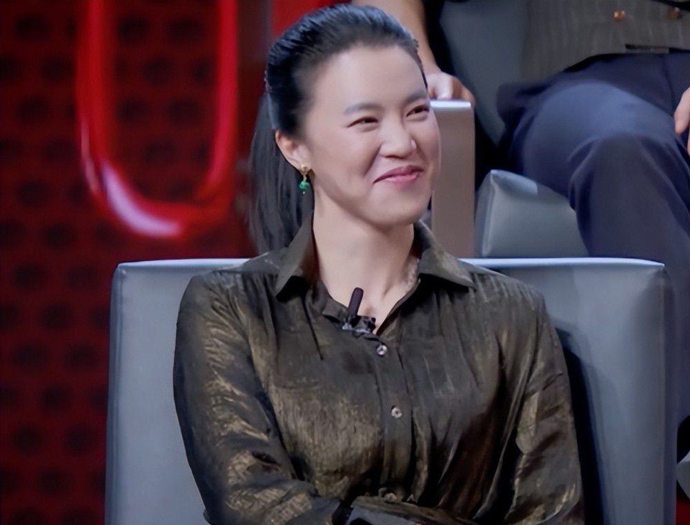导演张艺谋首次进军春节档电影 《狙击手》发布导演特辑， 张艺谋动情讲述创作初衷，依靠中国力量讲出中国故事，坚持写实的创作致敬理念，不等到真雪决不开拍，在大年初一万家团圆之际为观众带来抗美援朝战争中国狙击手的动人故事